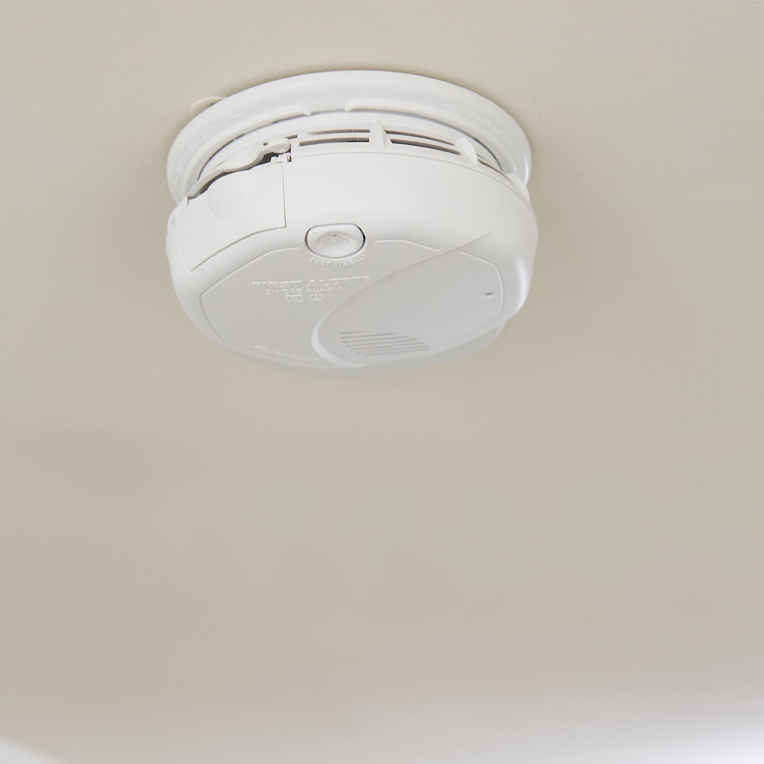 White Smoke Detector Battery Operated W/ Ionization/Photoelectric Dual Sensors