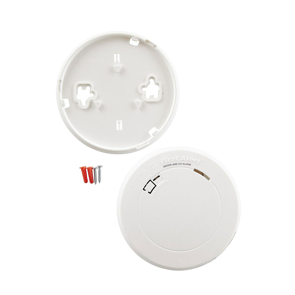 First Alert 10-Year Battery-Operated Combination Smoke and Carbon Monoxide  Detector