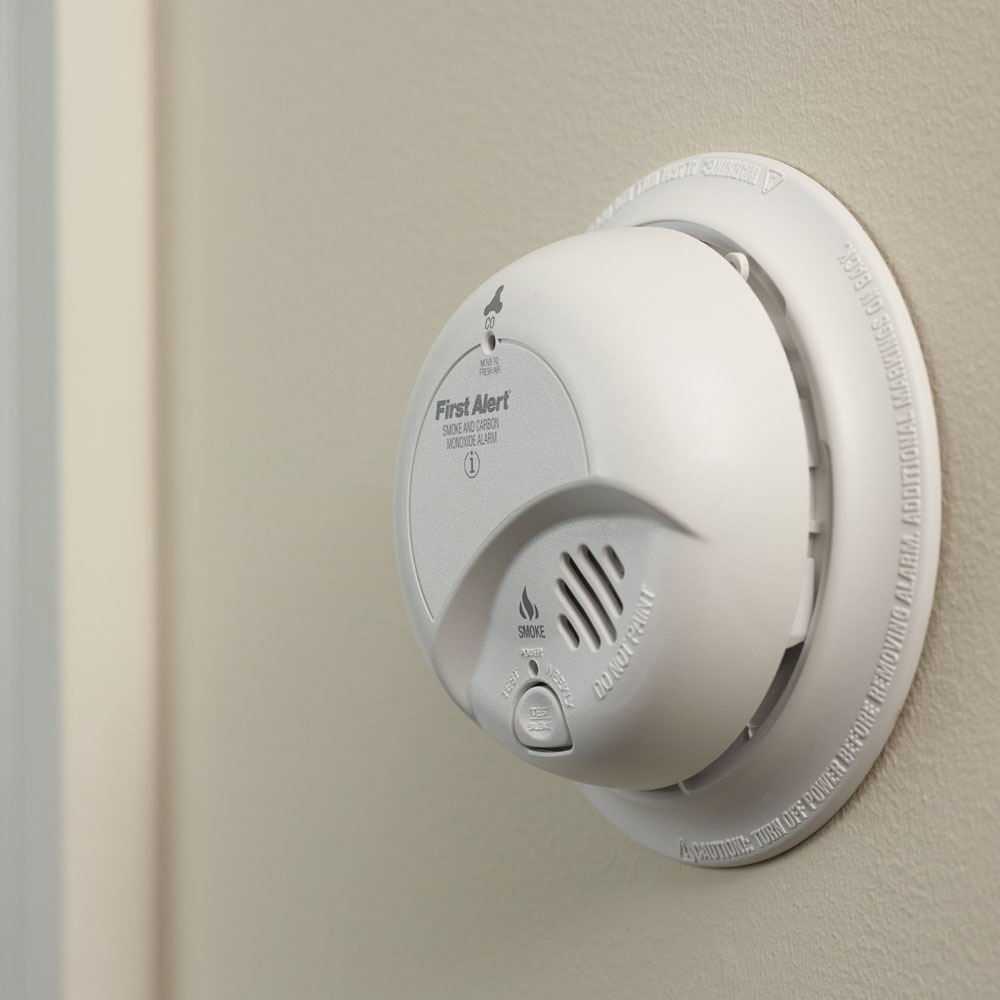 First Alert Hardwired Combination Smoke/Carbon Monoxide Alarm with Battery  Backup - SC9120B